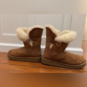 UGG Bailey button Shearling Boots size 7 women brown tan size 7 women’s